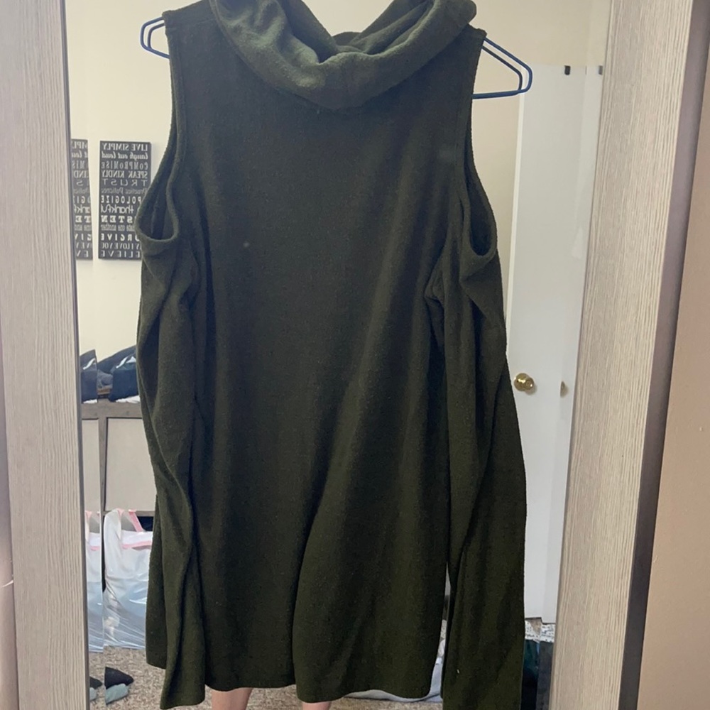 Green turtleneck with open shoulders